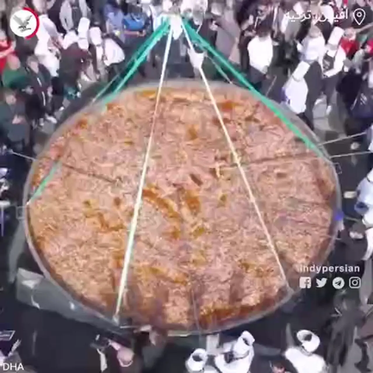 سنگین ترین املت سوسیس جهان در حال پخت!