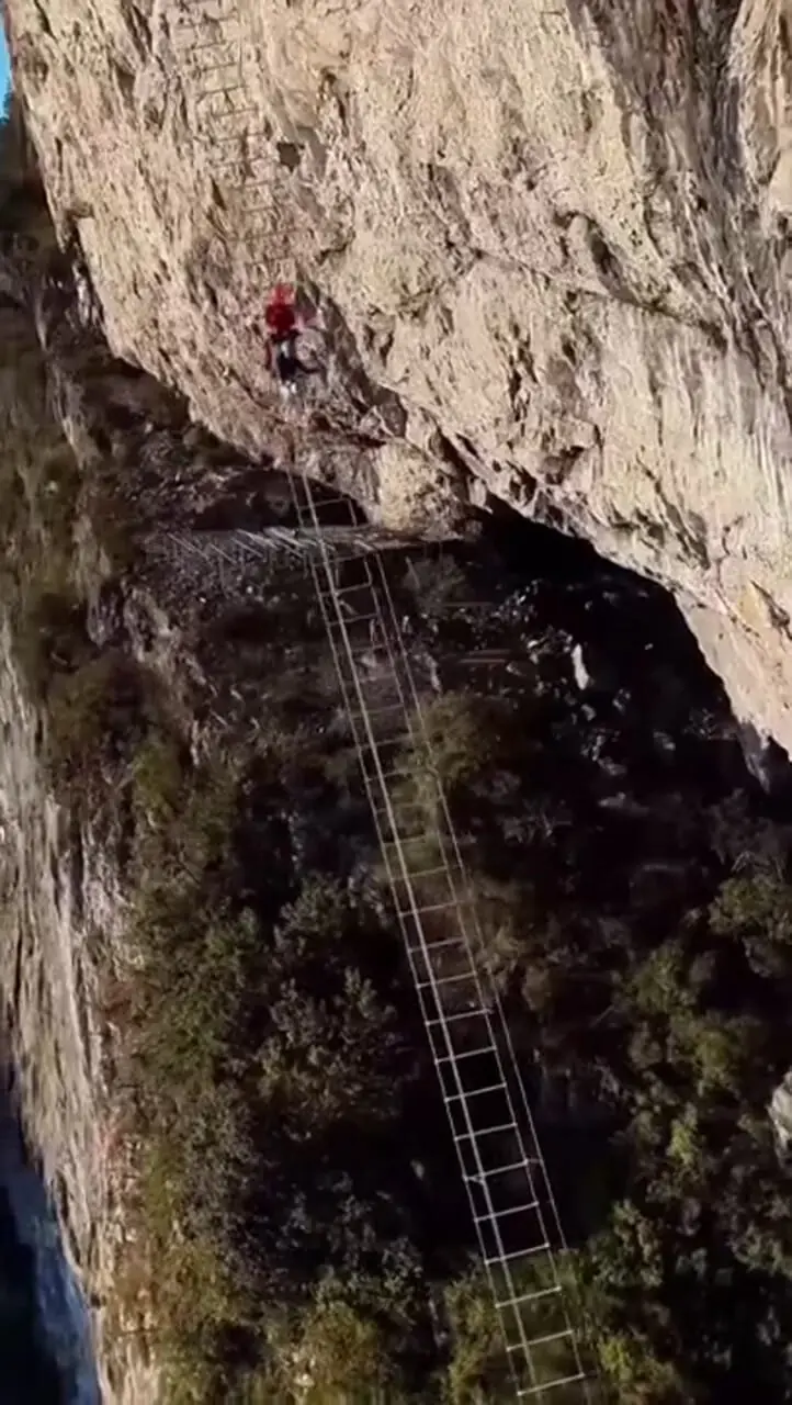 طولانی ترین نردبان معلق در آسمان چین!