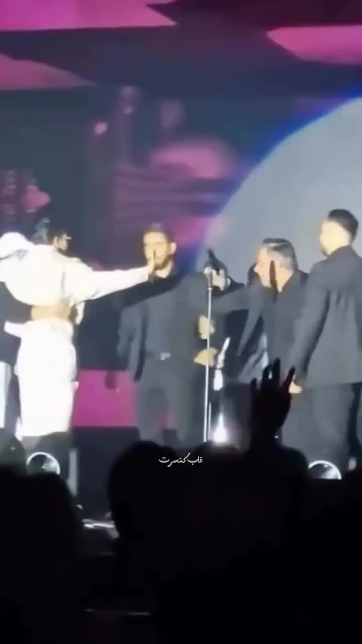 حمله یک هوادار به مجید رضوی حین اجرای کنسرت!
